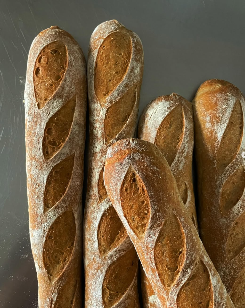 Baguettes francesas tradicionales recién horneadas