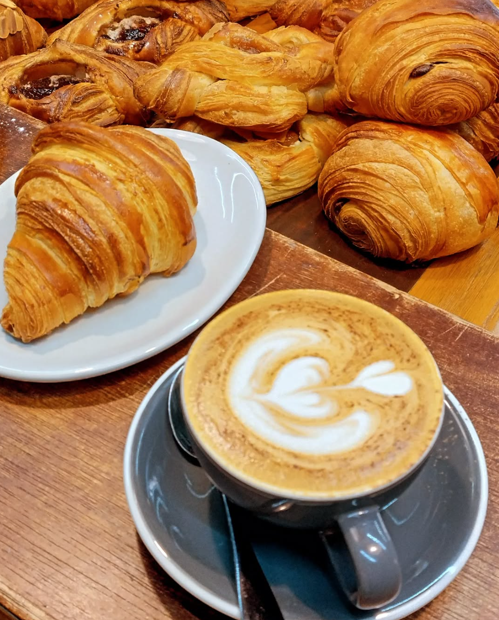 Cappuccino perfecto con arte latte en Asbaje Bakehouse