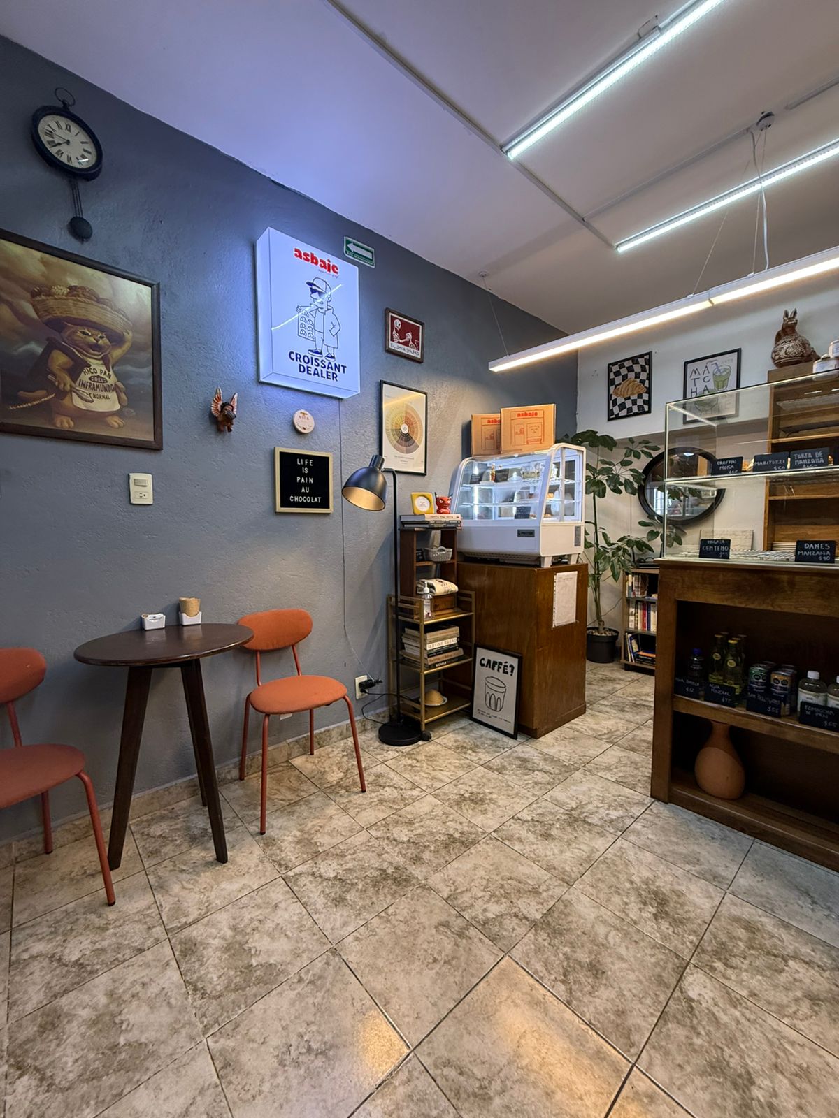 Interior acogedor de Asbaje Bakehouse con ambiente cálido