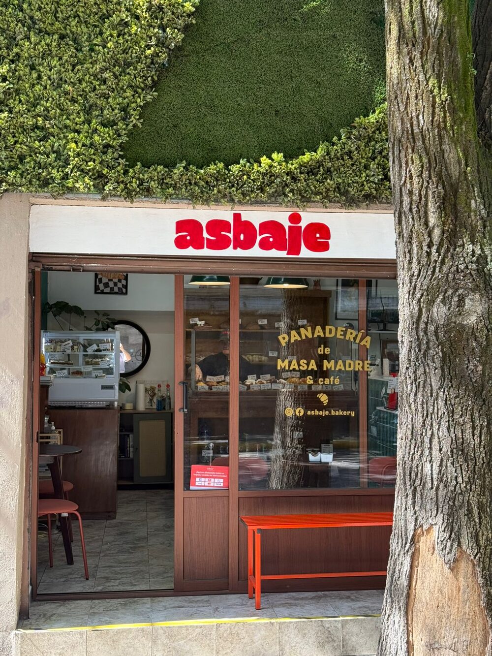 Fachada de Asbaje Bakehouse, panadería de masa madre y café de especialidad en Toluca
