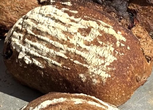 Pan de masa madre de corteza oscura con greñado de líneas