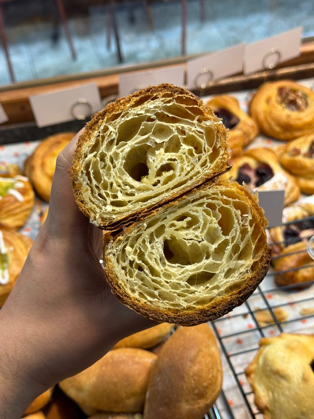 Hogaza de pan de masa madre artesanal con greñado marcado, recién horneada en Toluca