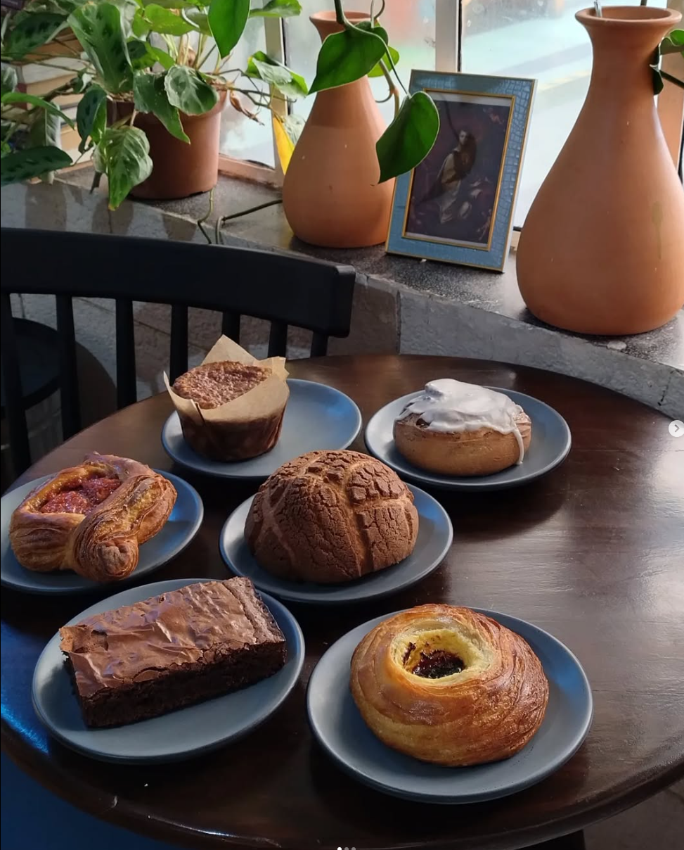 Colección de panes artesanales recién horneados