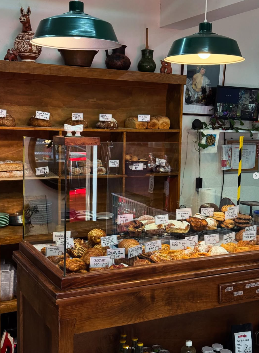 Vitrina con selección diaria de panes artesanales